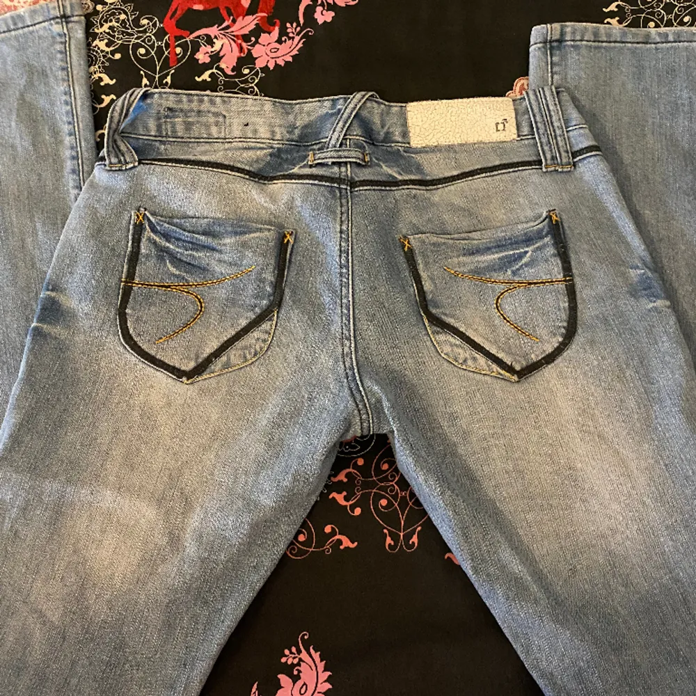 Fina lowrise bootcut jeans från outfitters nation, köpta i en butik i danmark. Bra skick som ni ser på bilderna, men väl använda. . Jeans & Byxor.