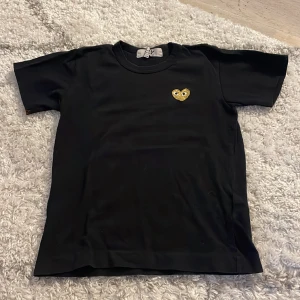 Play tröja - Super fin tröja från ”PLAY COMME des GARCONS”. Använd ett par gånger. Storleken är xs men jag skulle säga att den sitter mer som en xxs, skriv till mig vid fler frågor🖤