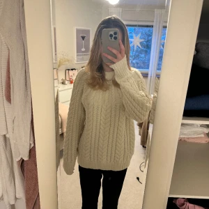 Stickad tröja - Säljer en söt stickad tröja som är Over size. Max använd 2 gånger. Är storlek xs men kan lika gärna vara M. Tryck gärna på köp nu 🫶🏻🫶🏻