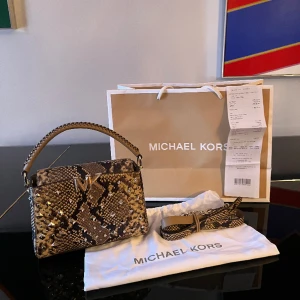 Michael kors karlie - Säljer min Michael Kors väska karlie i storlek small. Köpt sommaren 2022 och knappt använd, utsidan är i nyskick dock är väskan lite mörkare på insidan se andra bilden.  kvitto, dustbag och påse ingår. hämtas vid östermalmstorg.