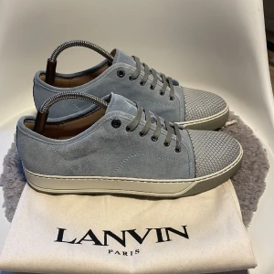 Lanvins skor - Tjena! Säljer nu dessa extremt snygga lanvin skorna! Skick 9,9/10, nästan nyskick🔝 nypris: 4000+ men säljs it längre. Mitt pris: 1859. Storlek 44 men passar 45. Dustbag medföljer vid köp🤩. Hör av dig vid några funderingar mvh EBRESELL🔝