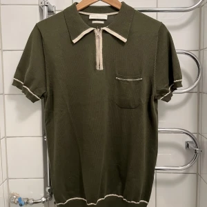 Daniele Fiesoli stickad tröja - Knappt använd i storlek M från Daniele Fiesoli. Snug fit.  Köpt på Vallgatan i Göteborg för ca två år sedan.