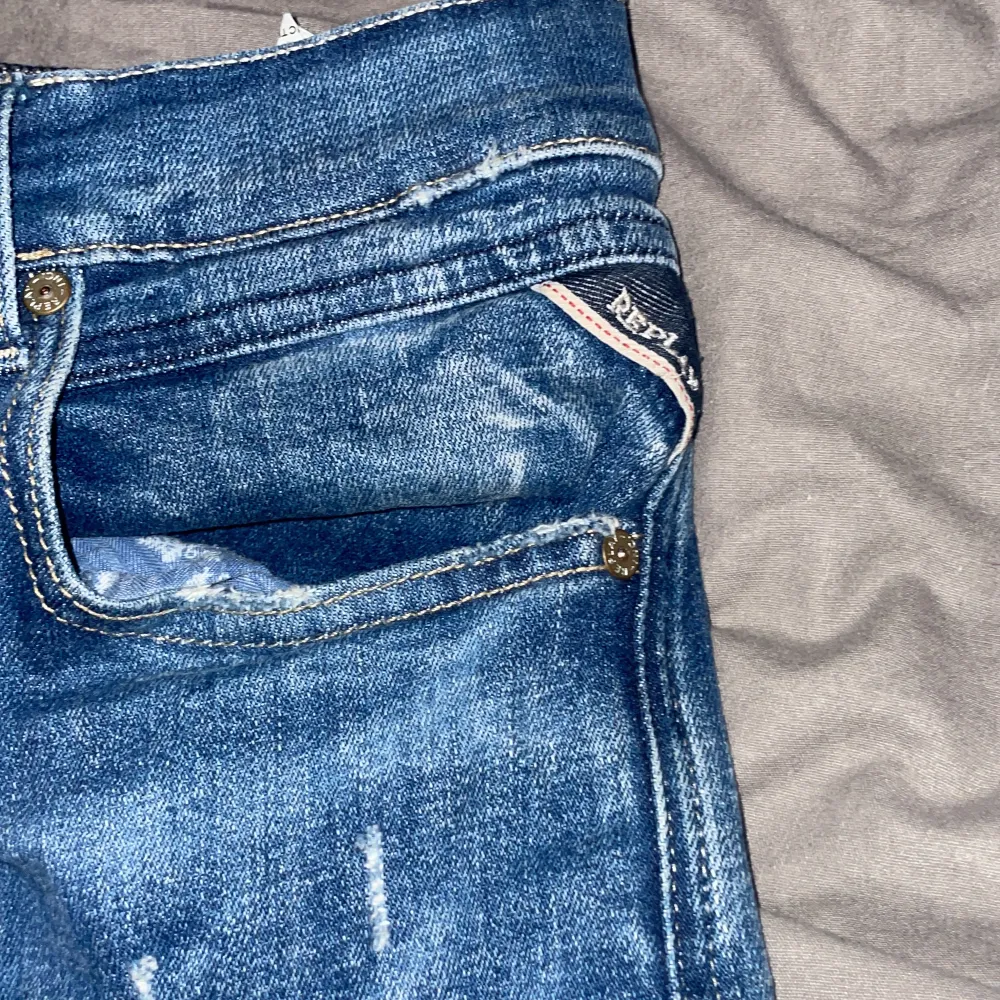 Tjena! Säljer nu ett riktigt par feta replay jeans som bara har använts ett par gånger då dom blev lite stora på mig ifall ni har några mer fundering/fråger så är det bara att skriva till mig!. Jeans & Byxor.