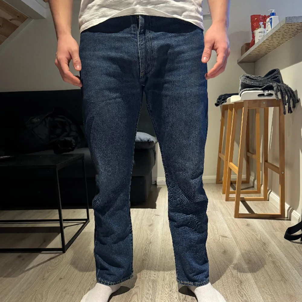Fint skick, sällan använda, storlek 30/30, modellen är 177cm lång, jeansen är i en marinblå färg och i en avslappnad passform . Jeans & Byxor.