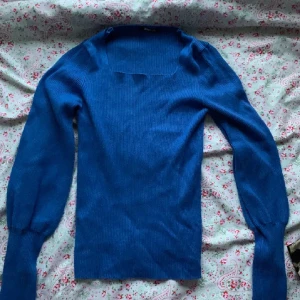 tajt blå tröja - söt färg och i bra skick