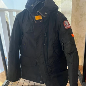 Parajumper strl 164 - Parajumper vinterjacka strl 164   Ny använd typ 1-2 ggr av sonen 