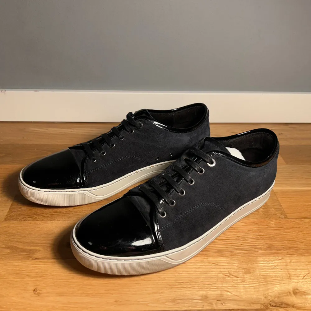 Lanvin sneakers i mörk grå färg. Använd fåtal gånger och i väldigt bra skick Dustbag ingår!!. Skor.