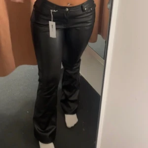 Skinnbyxor - Säljer dessa skinnbyxor, endast använda 2 gånger🤍