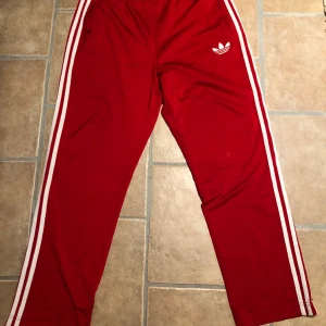 Retro adidas mjukis - Super sköna, fina adidas mjukisbyxor. Mycket bra skick. 