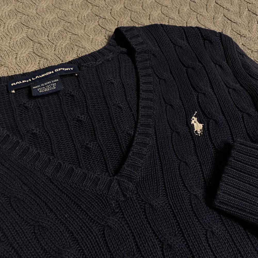 En marinblå Ralph Lauren tröja i storlek s. Bra skick och mysig. Tröjor & Koftor.