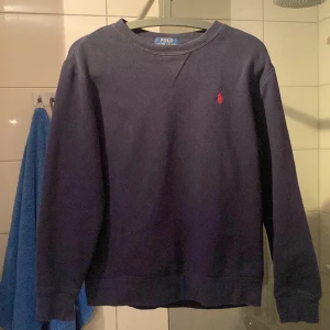 Ralph lauren  - Hej, säljer nu min fina tröja som inte passar mig längre, den är i ett bra skick skulle säga 8/10, hur av dig vid frågor 