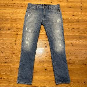 Hej! Säljer ett par Replay Anbass Jeans i mycket bra skick, storlek 34. Vid funderingar eller frågor är det bara att höra av sig!