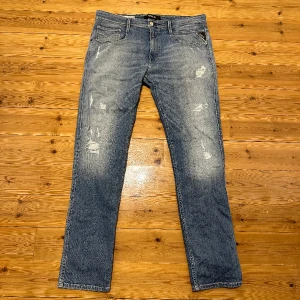 Replay Anbass Jeans - Hej! Säljer ett par Replay Anbass Jeans i mycket bra skick, storlek 34. Vid funderingar eller frågor är det bara att höra av sig!