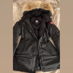 Säljer min Canada goose jacka i modellen Victoria Parka (storlek L/G) den passar både L och M och går att justera i midjan. (Vid snabb affär kan priset eventuellt sänkas!) 