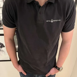 Sail racing piké  - Schyst piké från sail racing i storlek M. Modellen. Är 172cm och väger 70kg. Cond är 8/10