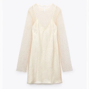 Perfekta nyårsklänningen - Säljer min fina nyårsklänning som jag hade förra året, alltså bara använd 1 gång. Inga fläckar eller slitage, som ny helt enkelt! Slutsåld på Zaras hemsida. Frakt ingår i priset💕💕