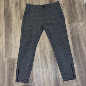 Gabba chinos - Ett par gråa gabba chinos. Dom är i storlek large men sitter som Medium. Dom är i utmärkt skick och har inga hål eller andra defekter. Hör av dig för fler bilder eller frågor.