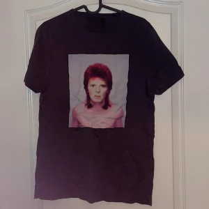 Limitato t shirt - Limitato tisha skitsnygg och passar t allt, köpt ny för 1400