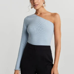 Blå tröja  - Super snygg tröja från ginatricot. Säljer den då den inte komme tilll nån användning 