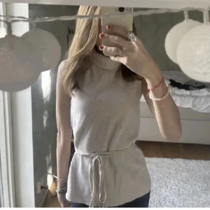 Beiget set  - Super fint beiget set ifrån zara, jätte fint att matcha med annat oxå men även tillsammans!❤️går att bära kjolen både mid och low waist! (Lånad bild) 260kr+frakt❤️
