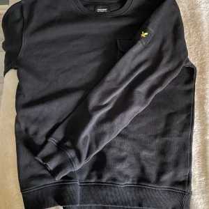 Lyle & Scott - tröja - Säljer denna tröja då den är för liten på mig. Det är en killtröja son är svart och jättefin till julen. Köpte den för 500kr och säljer för 300kr