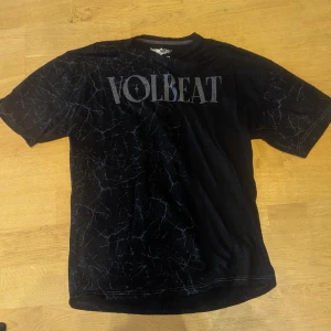 Volbeat band Merch  - Jag säljer min super fin volbeat men det bara lite stor. Storlek m men oversized Bra skick  Från Emp 