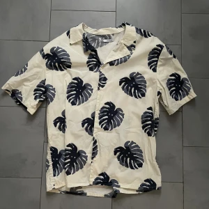 Sommarskjorta - En snygg sommarskjorta från Zara! Hör av dig om du har några frågor!