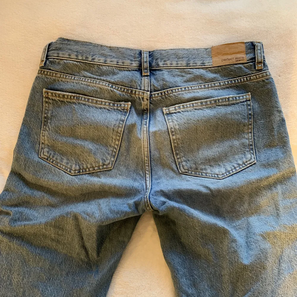 Straight jeans köpta från ginatricot. Säljer då de inte kommer till användning. Runt 80cm midja och  81 cm innerbenslängd⭐️💕. Jeans & Byxor.