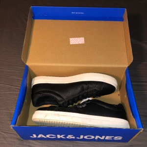 Jack & Jones Sneakers - Säljer skorna pågrund av att de inte passar. Nypris 700kr Köpte skorna på Zalando för 3 månader sedan, storlek 42 men de är lite stora i storleken skulle säga att de passar dom med storlek 43 eller kanske 44 Box innegår såklart! ✅ 