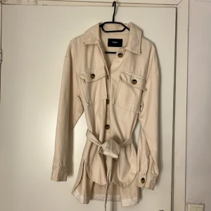 Kofta - BikBok - En fin kofta/kavaj i bra skick använd fåtal gånger. Skriv till mig för fler bilder. 