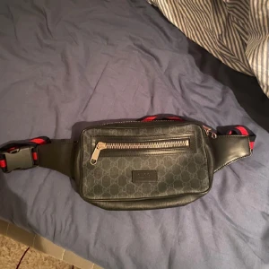 Äkta Gucci väska  - Säljer denna helt oanvända gucci väskan {äkta} har tyvärr inga äkta hets bevis förutom numret som finns på bilden eftersom jag fick den i present, nypris 8765kr, säljer för 5000, pris kan alltid diskuteras, kontakta för fler frågor och bilder 