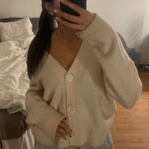 stickad cardigan/kofta - jätte mysig topp, går att knäppa upp oxå eller ha offshoulder. oversized! lite nopprig 
