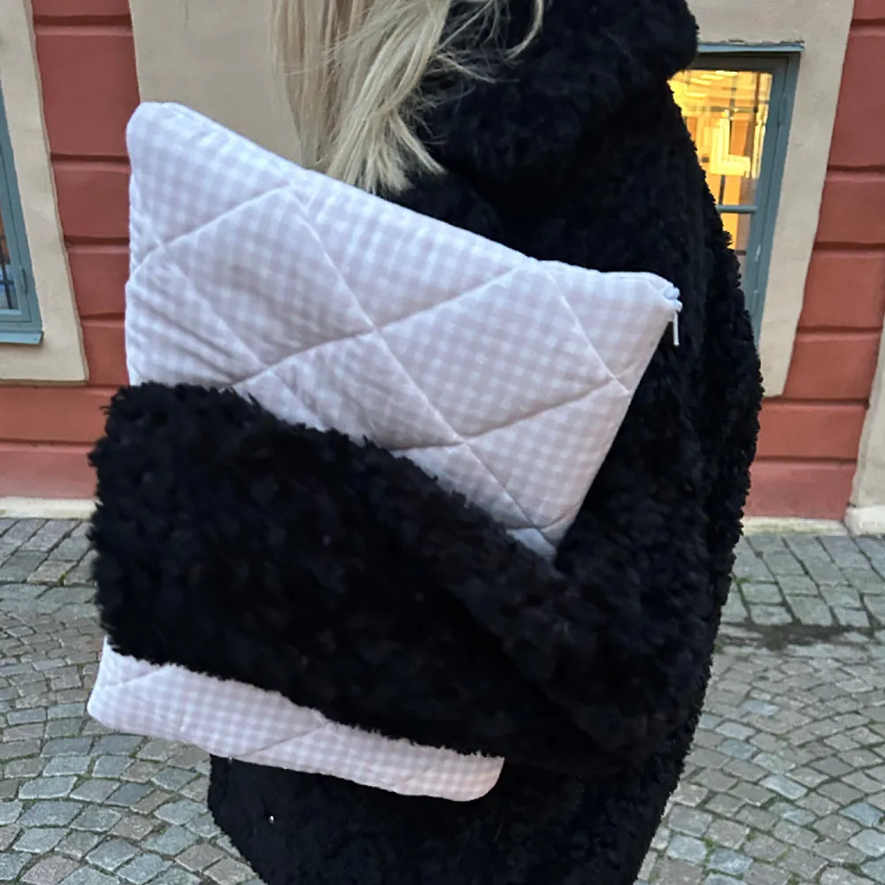 @_moluf på INSTAGRAM! Vi har ett UF som producerar miljövänliga men framför allt !!snygga!! datorfodral😽Dessa tre finns kvar från vårt första drop, endast 1 kvar av varje❤️‍🔥💕💋. Accessoarer.