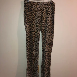 Leopard byxor - Från gina i strl M  Snöre fattas. 