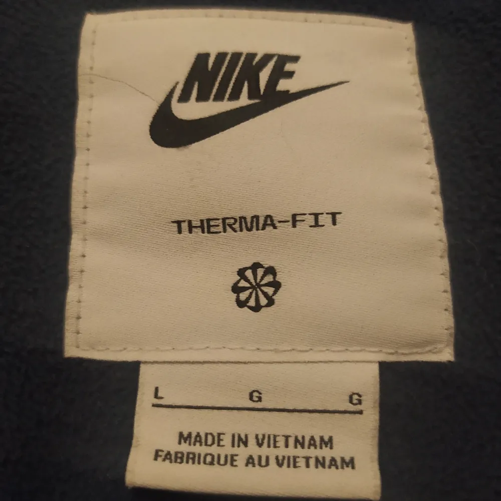Nike sportswear therma fit jacket legacy Good condition VERY warm Size large New price: 1048kr . Jackor.