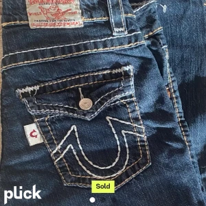 True Religion Jeans  - Skit snygga jeans! Köptes på Plick men de var lite korta för mig. Jätte bra skick! De är slim vid benen men de är inte skinny. Superlow waist är modellen. Skulle tänka byta mot något annat. Privat för fler bilder🩷🩷