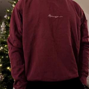 En burgundy färgad sweatshirt från Mennace inköpt från zalando.  Storlek M  Bra skick 