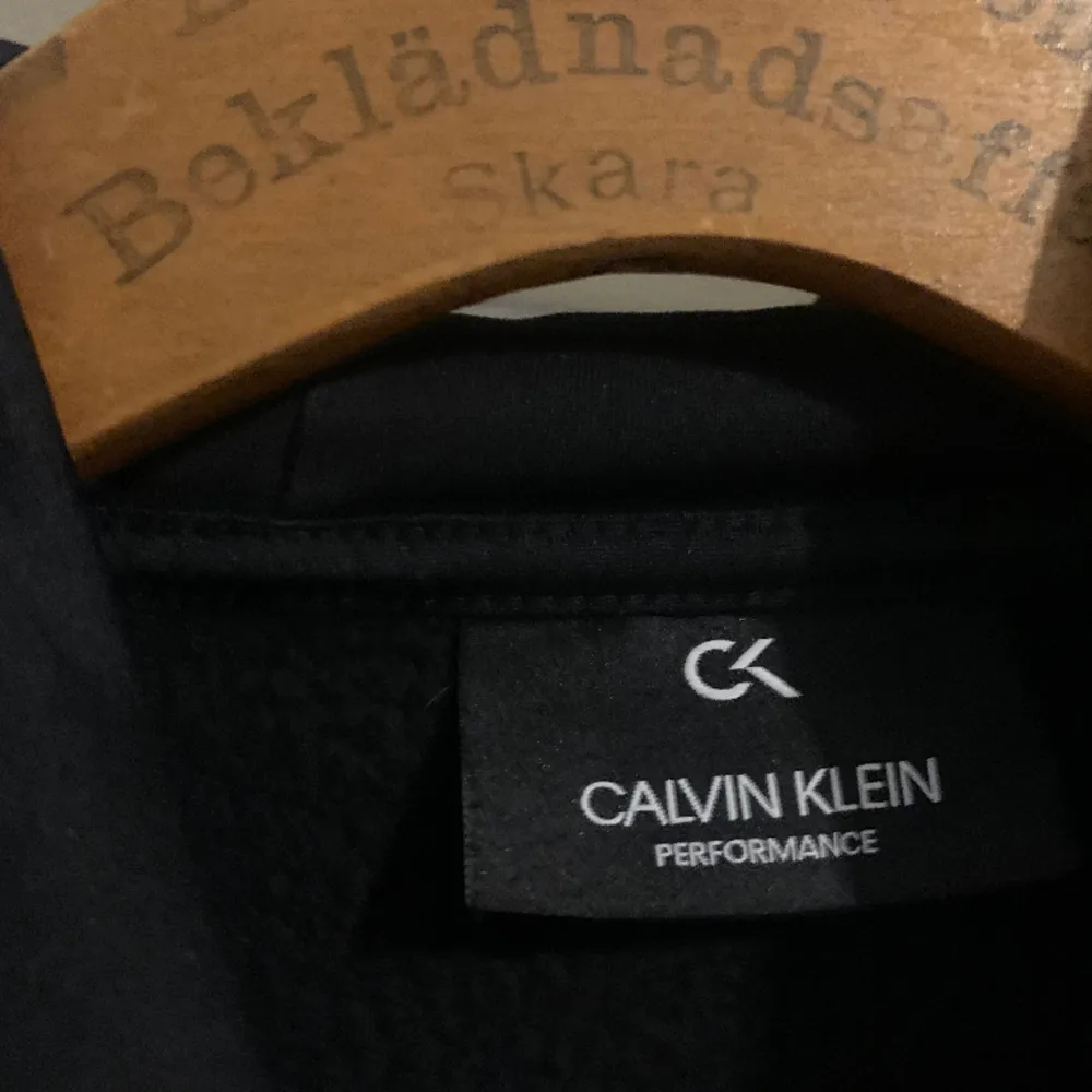 Säljer en fin hoodie från Calvin Klein. Storlek Medium. Hoodies.
