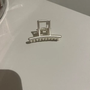 ioaku hårklämma  - säljer denna helt oanvända hårklämma från ioaku 💗(pris kan diskuteras vid snabb affär)