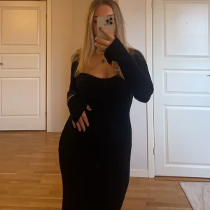 Klänning - Säljer denna sjukt snygga klänning som tyvärr inte kommer till användning💓Passar perfekt till julafton eller nyår!! Köpte den för 1 år sedan på Bikbok för 700kr💓💓 Använd endast 2ggr💓 Pris går att diskuteras!!!