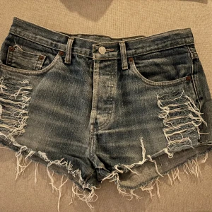 Levi’s jeansshorts  - Snyggt slitna jeansshorts från Levis. Storlek w 33. 
