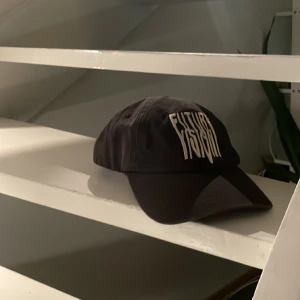 Samsøe keps  - En svart Samsøe keps säljs då den inte kommer till användning, köpt för några månader sen för 800kr. Bra skick då den inte använts länge.