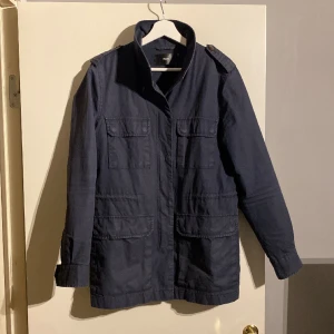 Filippa K field jacket - En riktig snygg jacket från Filippa K. Jackan är i fint skick. Strl S