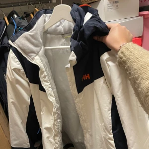 Helly Hansen skidjacka! - Säljer denna skitsnygga skidjackan från Hellu Hansen, nästintill oanvänd. Säljer pga köpt ny jacka!  