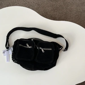 Axelremsväska - Svart axelremsväska från Noella, oanvänd. Orginellt pris 699kr