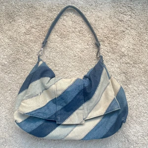 Zara-väska - Jättesnygg blårandig väska från Zara! Bandet är omsytt lite kortare än originalet så att den ska gå att hänga över axeln. Väldigt rymlig. Super cool väska❄️💙