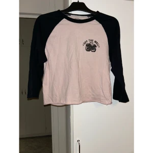 Vans tröja, storlek M - Betalas med Swish då plick krånglar! Tryck inte på köp nu!!Ljusrosa/Svart (varit vit men blivit missförgad så är numera ljusrosa.) Storlek M men liten i storlek så passar S bättre.