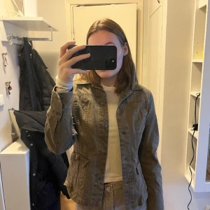 Jacka  - Tunnjacka, sparsamt använd. Köparen står för eventuell frakt. 🌸