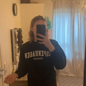 Svarta hoodie m citat - Skön och snygg hoodie. Kvaliten är som ny, andvönd fåtal gånger bara😊