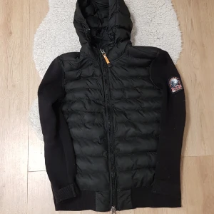 Parajampers  - Säljer min parajamper jacka då jag inte använder den längre och tycker synd att den ska bara hänga i garderoben :) är stl s men passar någon med Stl m lika bra 